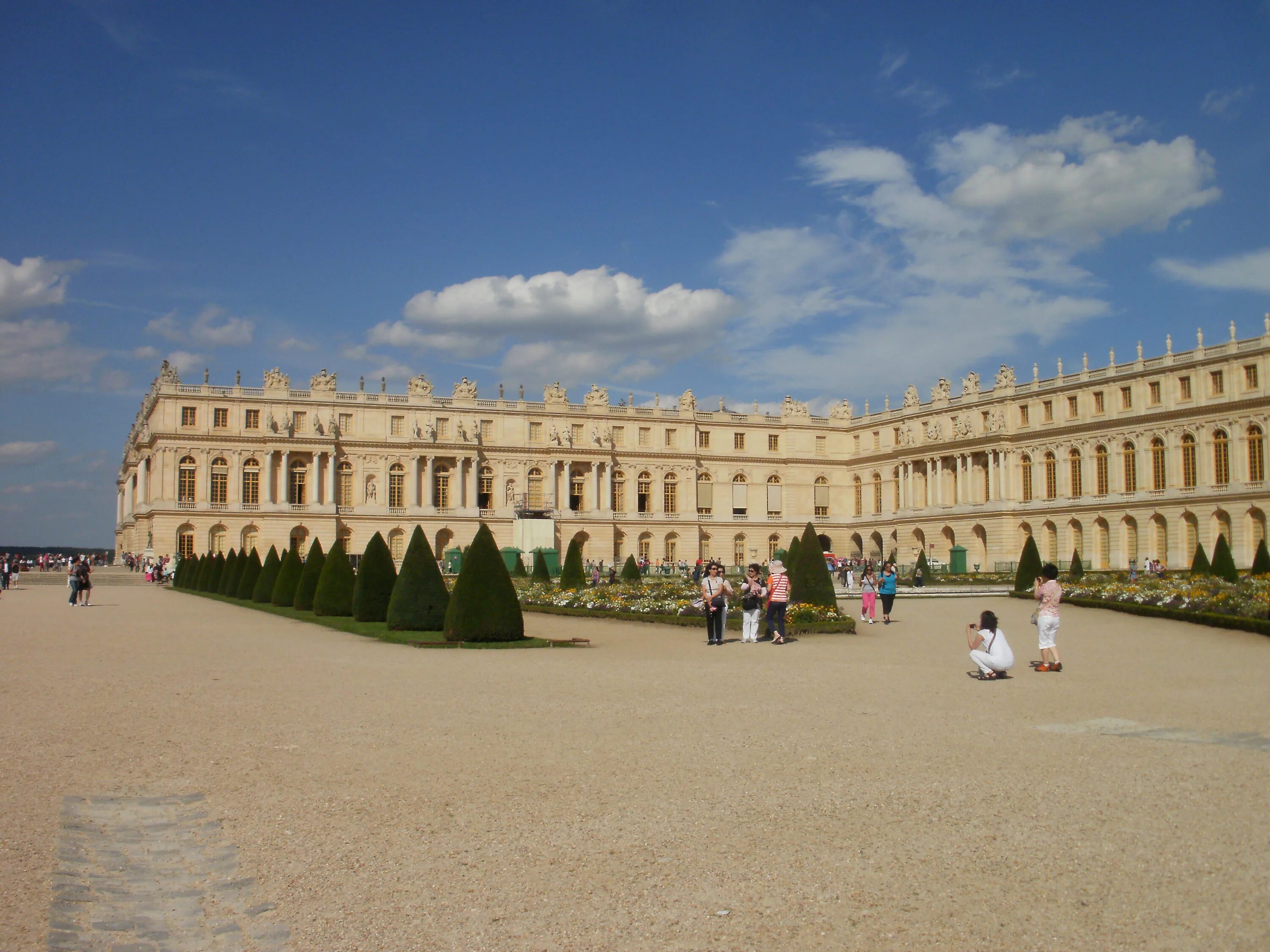 Versailles 400. Малыймтрианон Версаль. Классицизм архитектура Версальский дворец. Песчаник Версальский дворец. Версаль Москва.