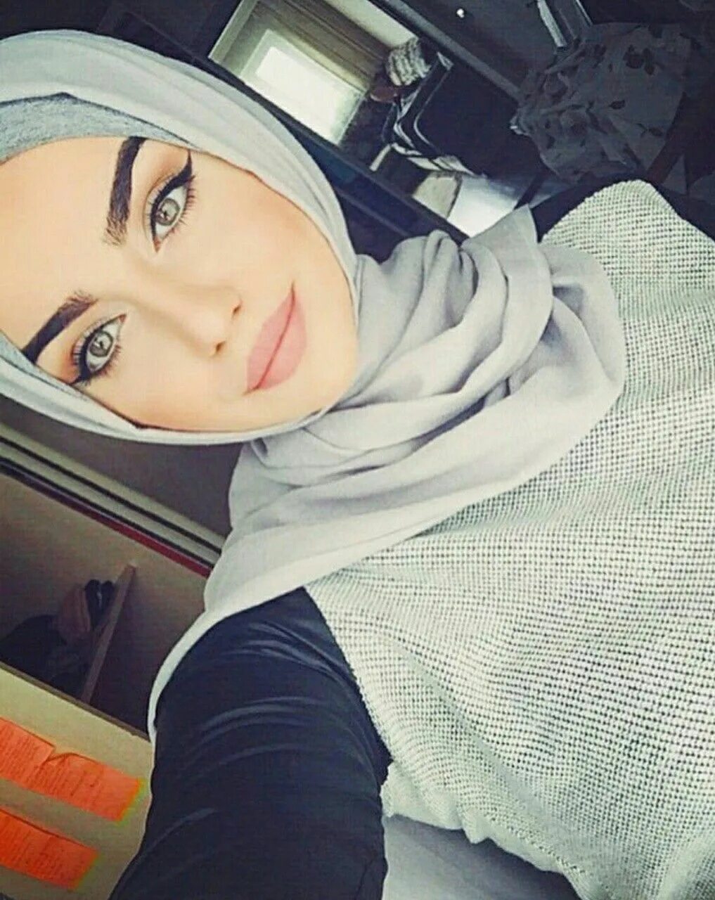 Мусульманская кавказа. Ухтишки Дагестана. Сальма Галаева в хиджабе. Самые красивые девушки в хиджабе. Мусульманка с голубыми глазами.
