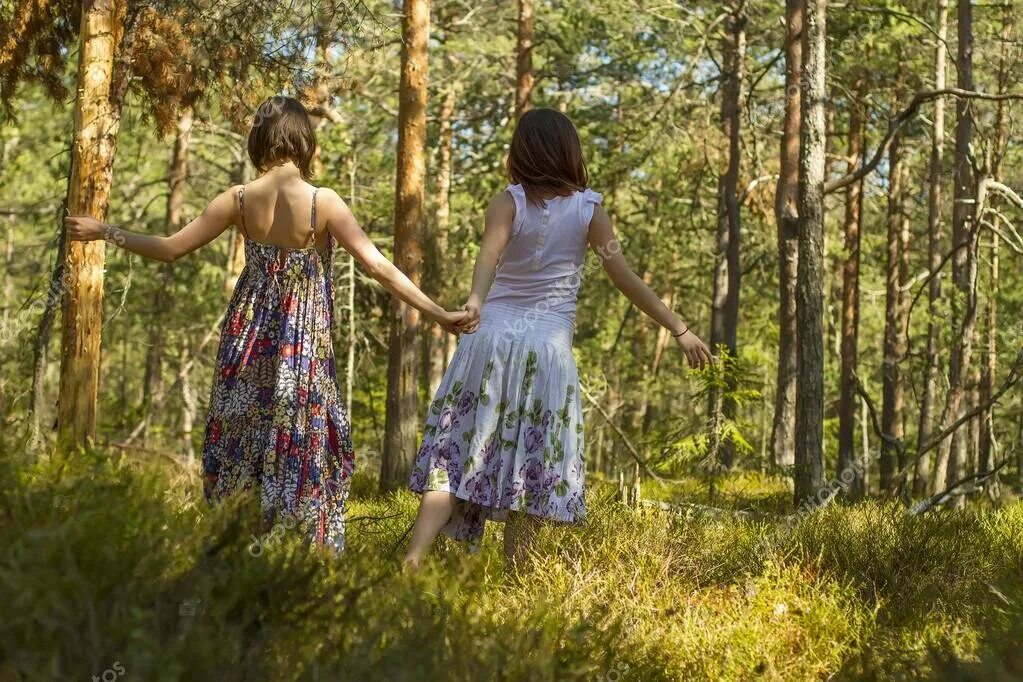 Девочка гуляет в лесу. 2 подруги в лесу. Встретил девочку в лесу рассказы. Фотосессия в лесу. Рыжая девочка.