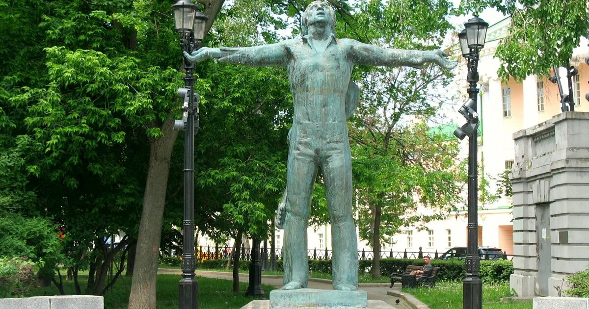 Памятники на страстном бульваре в москве. Памятник владимиру высоцкому в москве. Памятник на петровском бульваре в москве. Памятники на страстном бульваре в москве. Памятник высоцкому в москве на страстном бульваре.