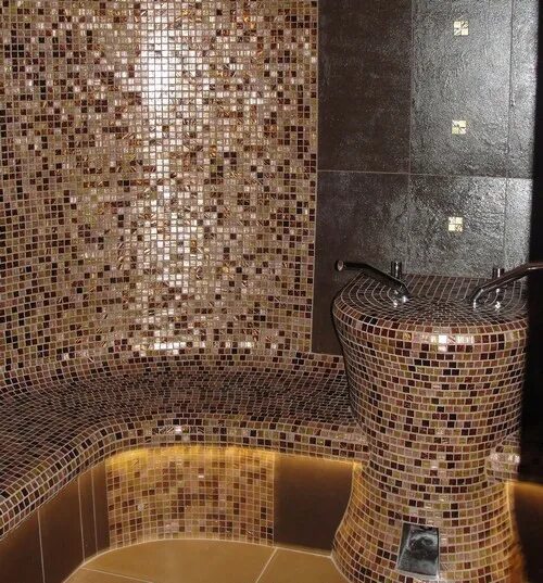 Углы мозаикой. Отделка плиткой мозаикой. Ванная выложенная мозаикой. Кафель для ванной комнаты мозаика. Ванна из плитки мозаики.
