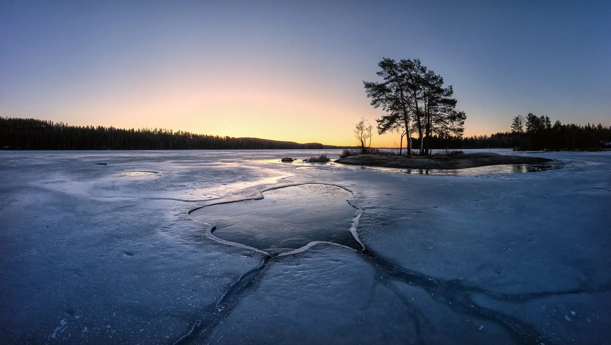 Лед на реке. Озеро покрытое льдом. Зимний пруд. Речка покрытая льдом.