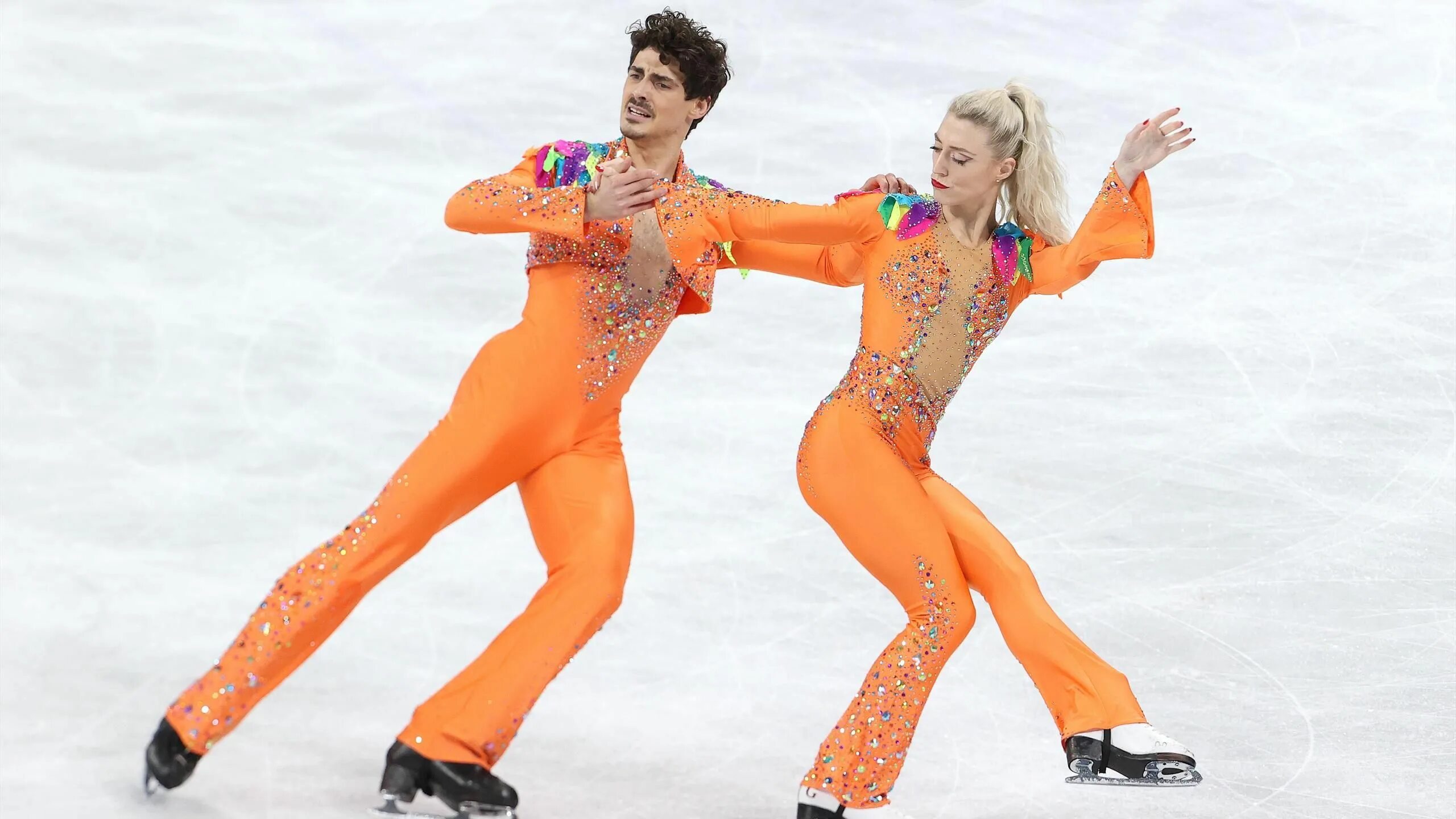 Skating scores. Прыжки в фигурном катании. трансгендер в фигурном катании. фигурное катание мужчины. judge scores figure skating.