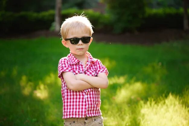 Been is a little boy. Мальчик в солнечных очках. Маленький мальчик в очках. Мальчик в солнцезащитных очках. Дети в солнцезащитных очках.