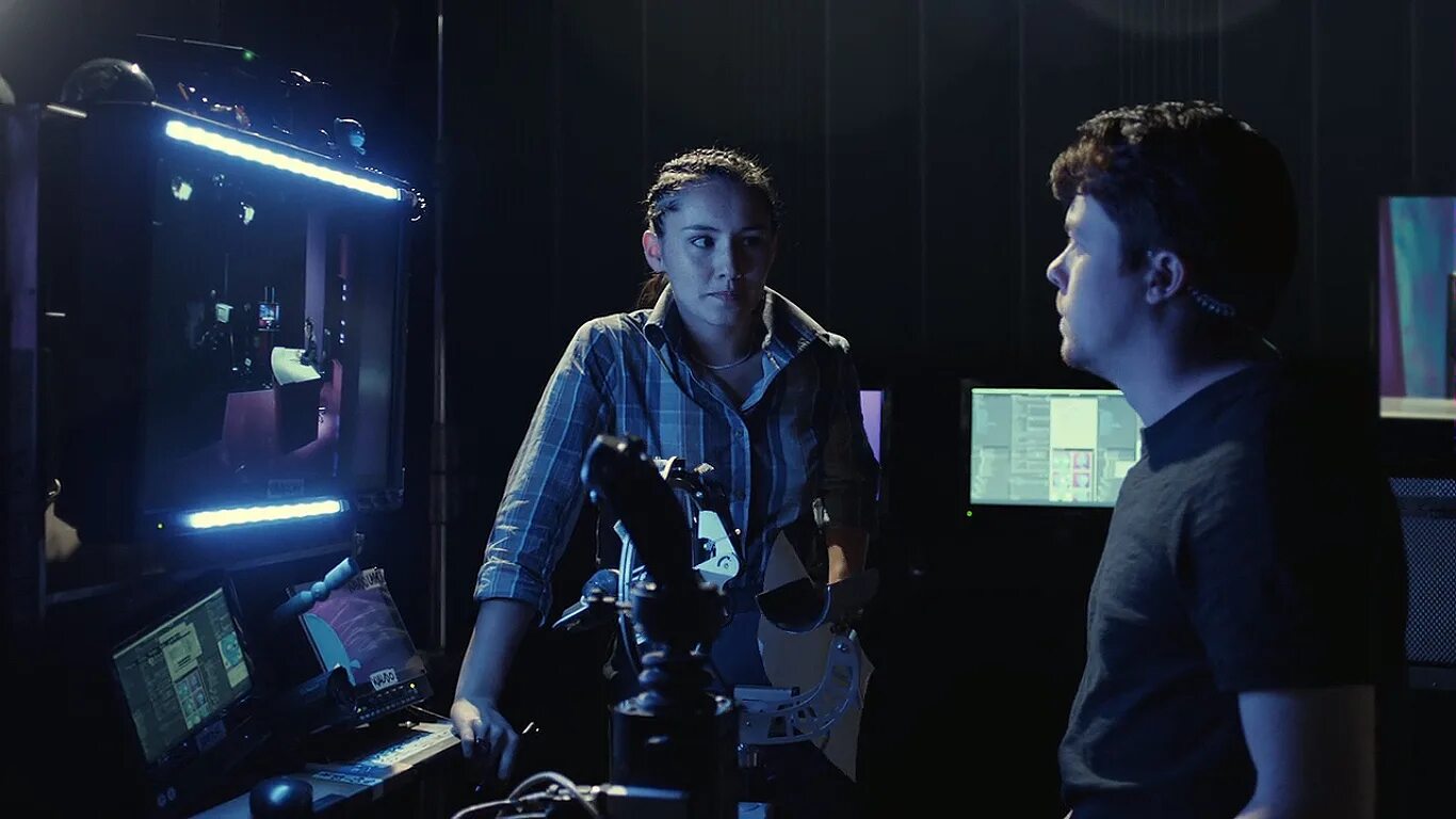 твин мирон игра. отражение мужчины в зеркале. The mirror lied обложка. The mirror show more. Mirror life игра.