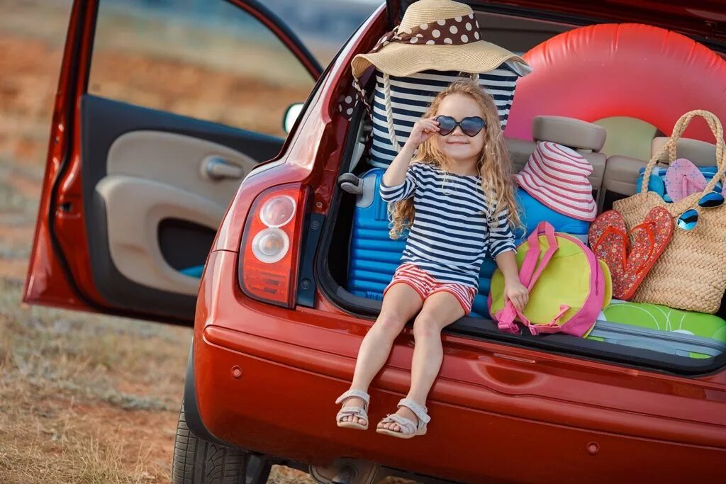 Ребенку перед поездкой на море. Поездка девочками на машине. Одежда в дорогу на машине. Дети в багажнике. Одежда для девушки путешествия в машине.