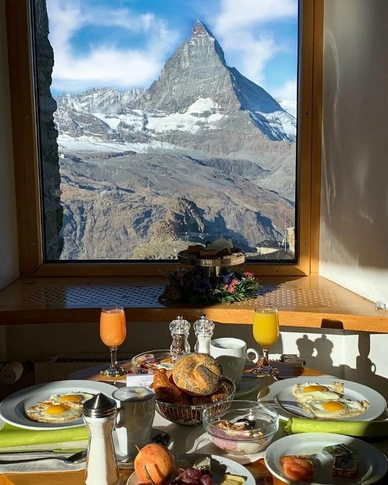 Фото завтрака зимой. Кафе с видом на горы. Кафешка с видом на горы. Доброе утро горы.