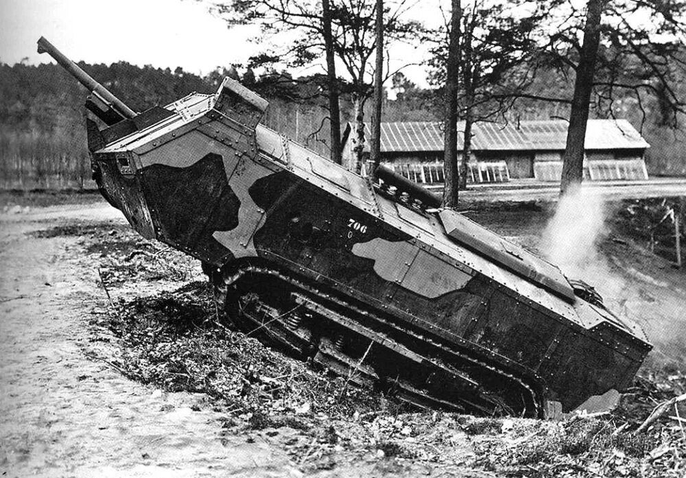 Сен шамон танк. Сен-Шамон танк первой мировой. Французский танк Saint-Chamond. Первый французский танк сен Шамон.