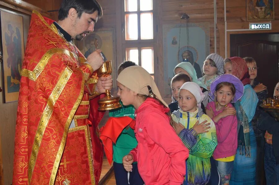 Никольское 13. Причастие в церкви. Причаститься в церкви. Никольское на Черемшане батюшка.