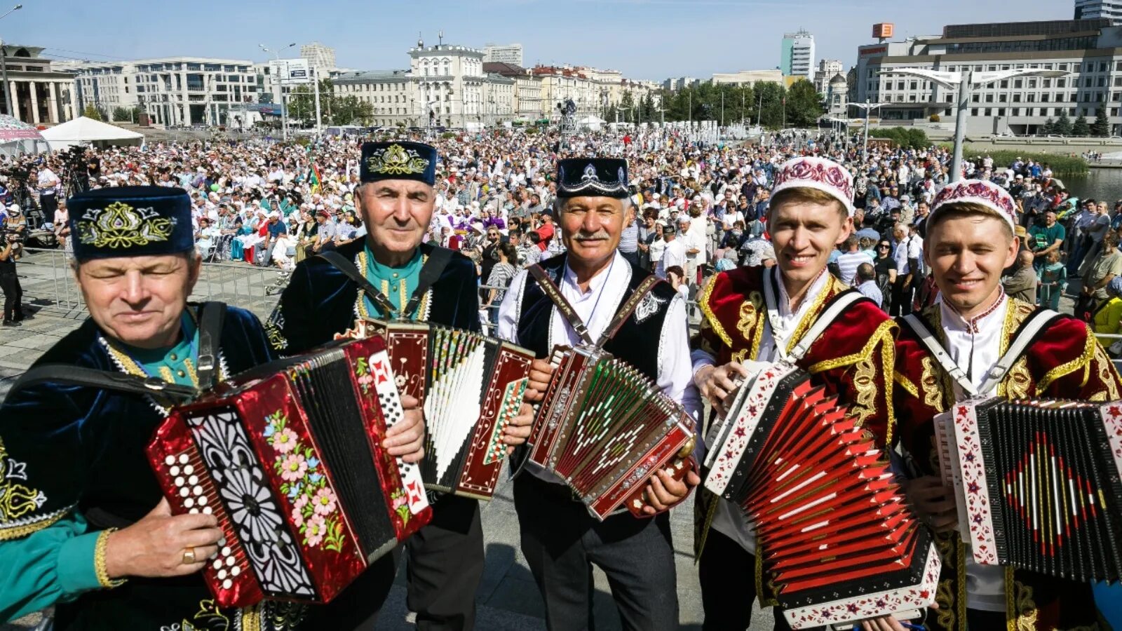 Какие праздники в татарстане в 2024 году. Гармонисты Татарстана. Татарская гармонь. Игра на гармони. Татарин с гармонью.