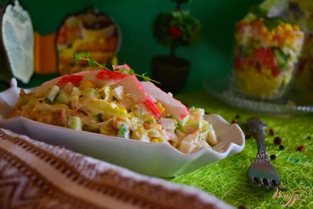 Крабовый салат с айсбергом. Салат с айсбергом и крабовыми палочками. Салат с айсбергом и крабовыми палочками. Салат с айсбергом и крабовыми палочками. Крабовый салат с айсбергом.