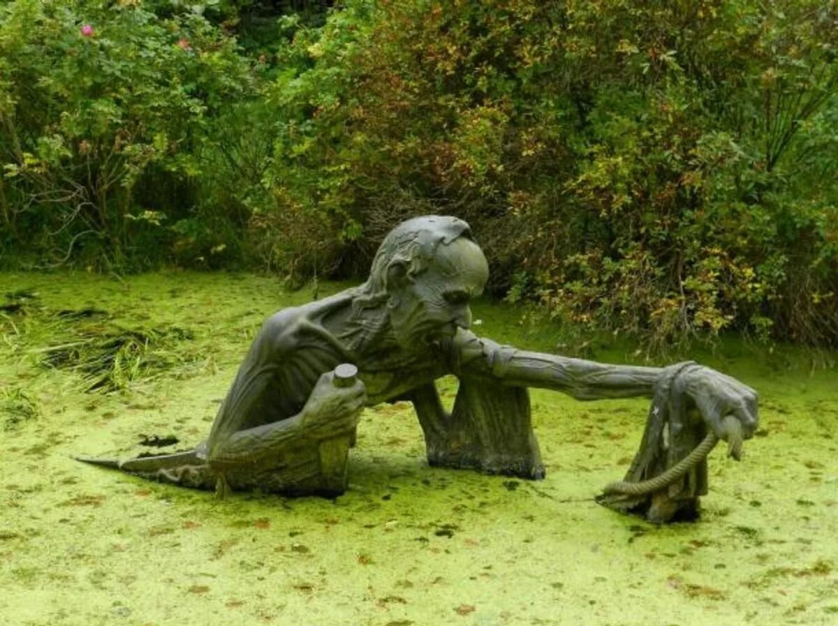 Вязнешь в болоте. Скульптура на болоте в Ирландии. Статуи Софи Престиджакомо. Статуя в болоте Ирландия. Удивительные скульптуры.
