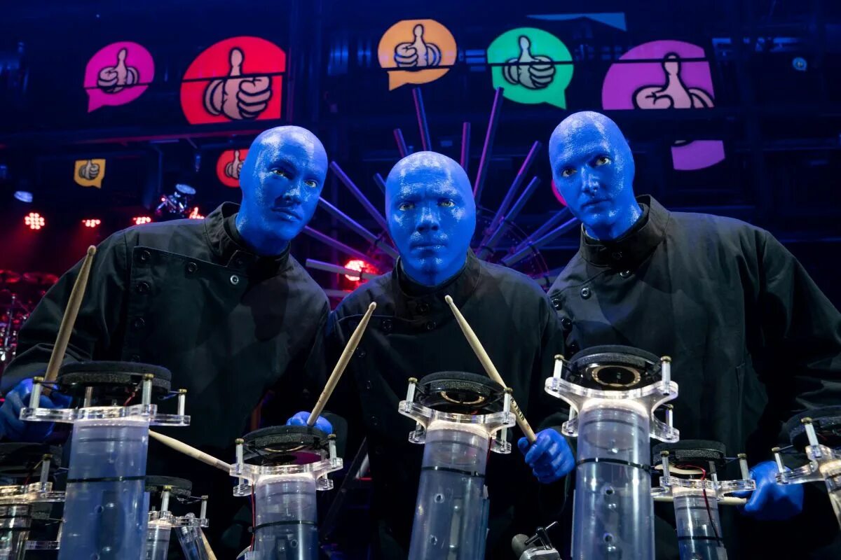 Группа голубых мужчин. Группа Blue man Group. Солистка группы Blue man Group. Blue man Group без грима. Blue man Group шоу.