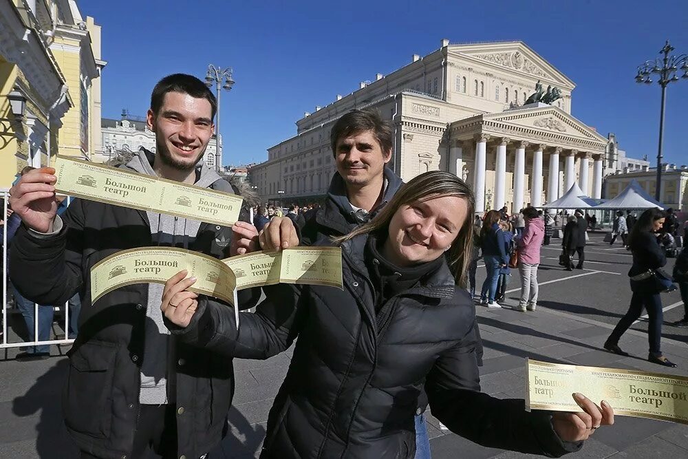 Билеты в большой театр. Очередь за билетами в театр. Кассы большого театра. Очередь в кассу большого театра.