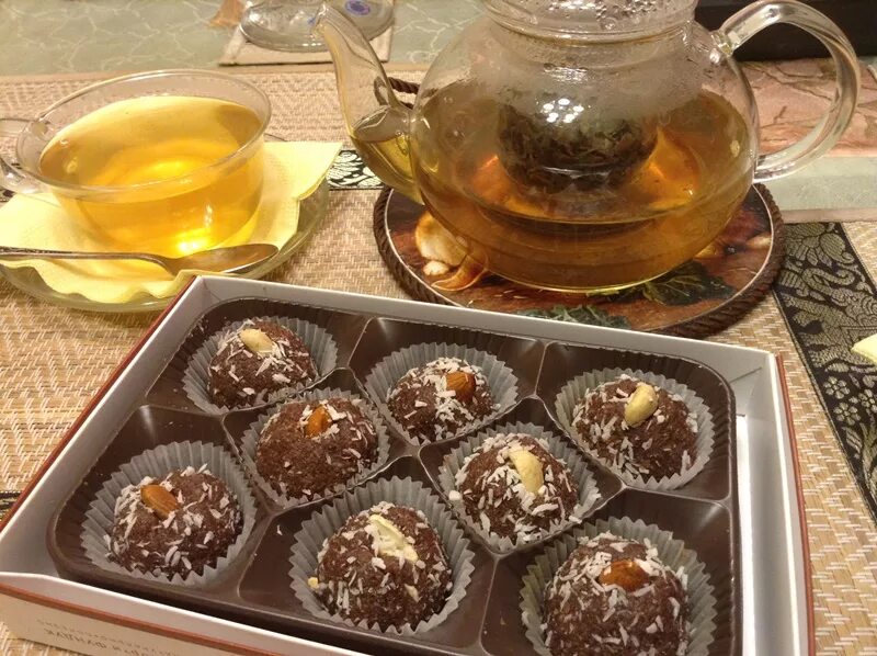 чай с вкусняшками. чаепитие с конфетами. конфеты с чаем. конфеты к чаю. шоколадные конфеты к чаю.