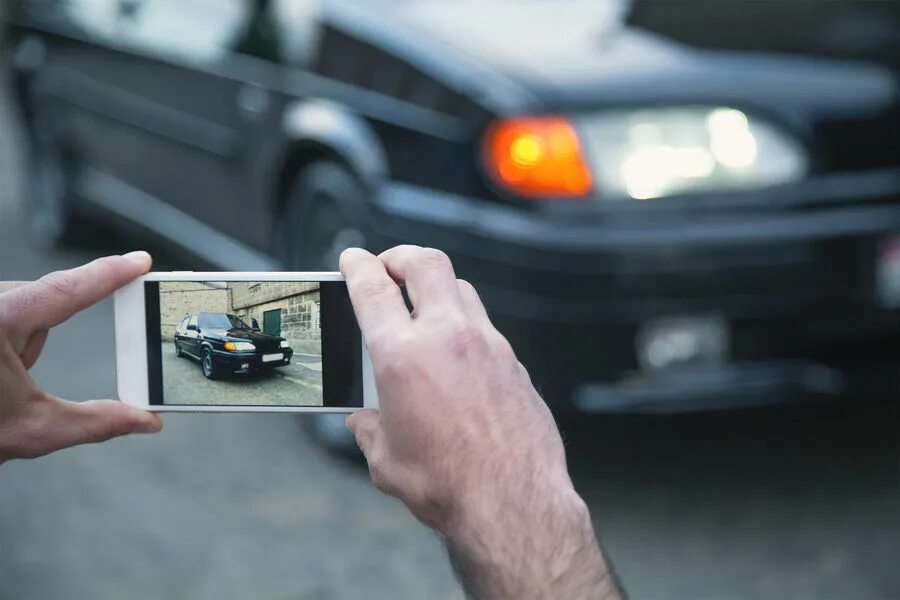 Фотограф фотографирует авто. Фотографирует машину. Фотофиксация машины. Фоткает машину. Расследование стоковое видео.