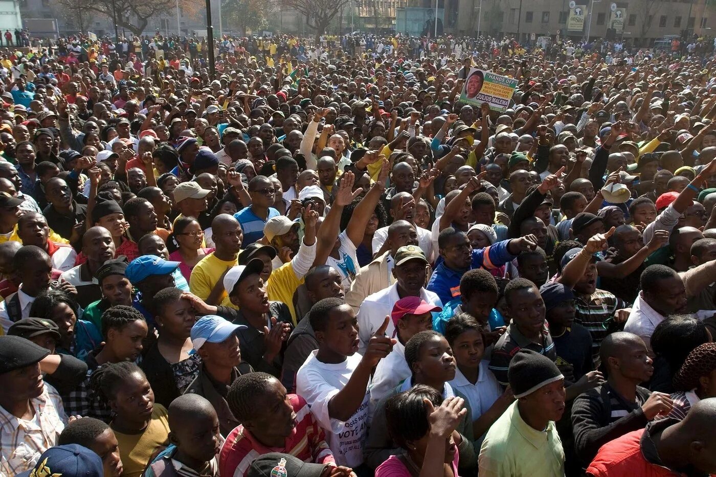 Темнокожие огромные. Толпа африканцев. Толпа афроамериканцев. Африка много людей. Толпа темнокожих людей.