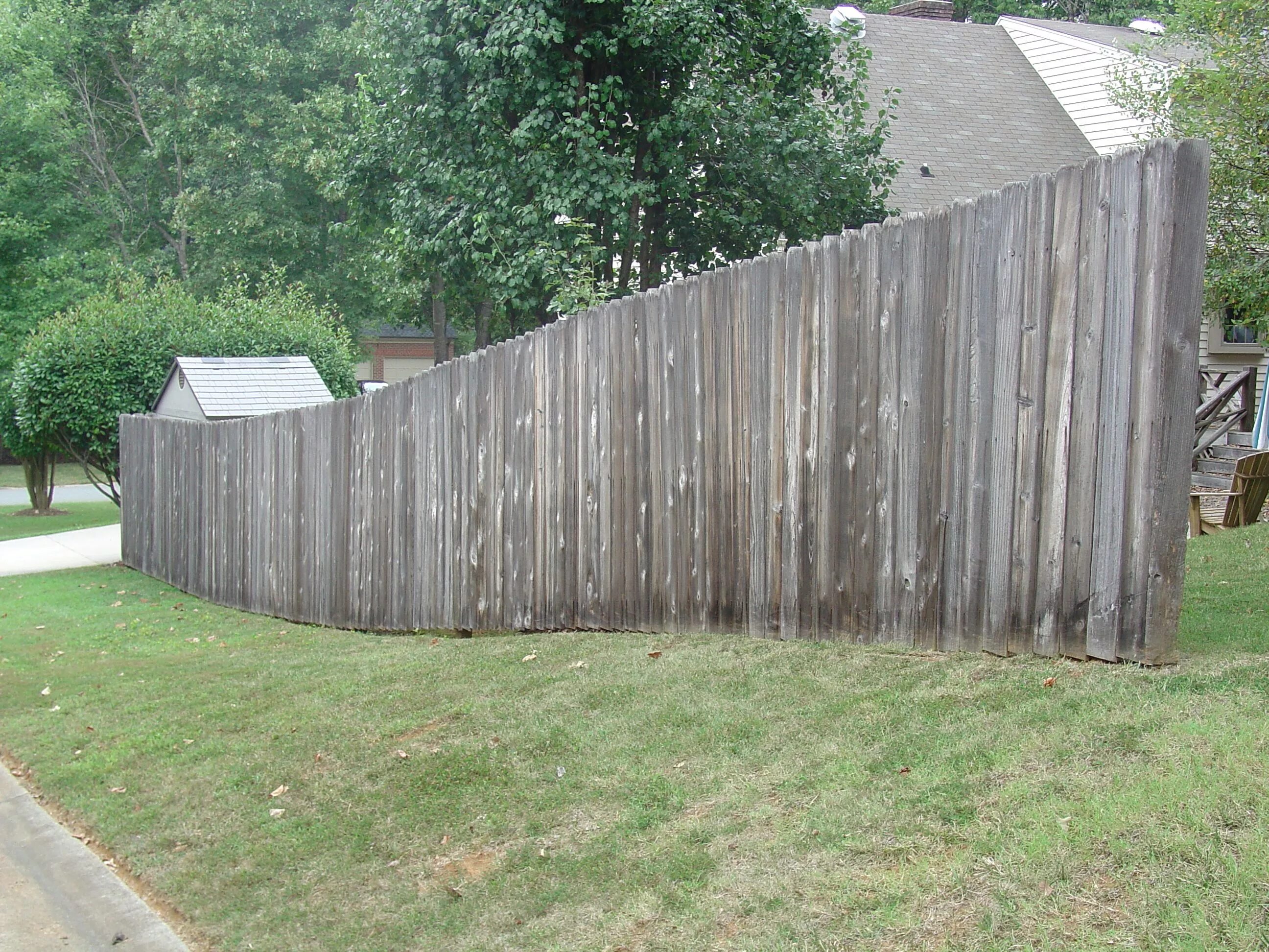 Старый забор. Некрашеный забор. Деревенский забор. Старинный деревянный забор. Некрашеный забор.