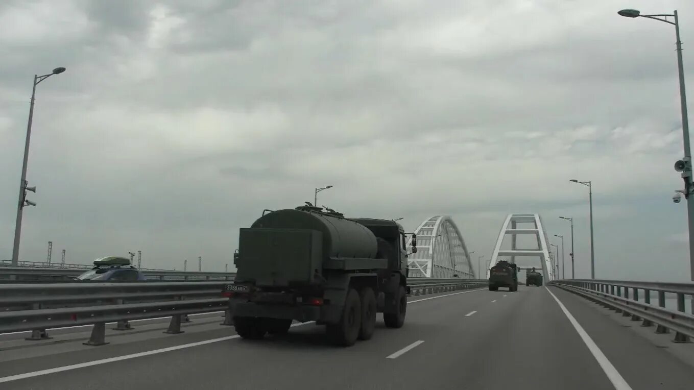 Разговор генералов о крымском мосте. Колонна военной техники на крымском мосту. техника на крымском мосту.