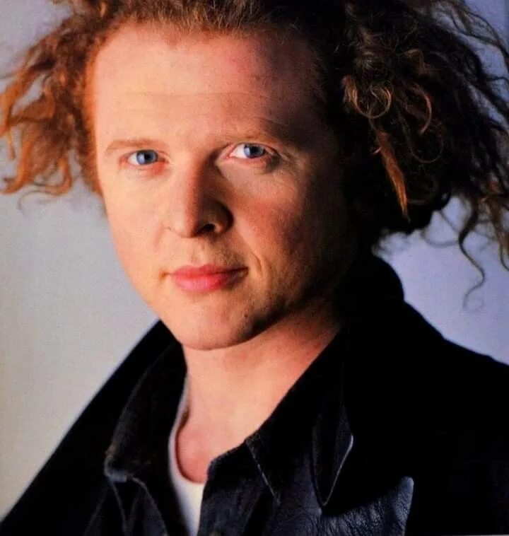 Ю симпли зе. Simply red в молодости. симпли ред солист. simply red 1996. мик хакнелл молодой.