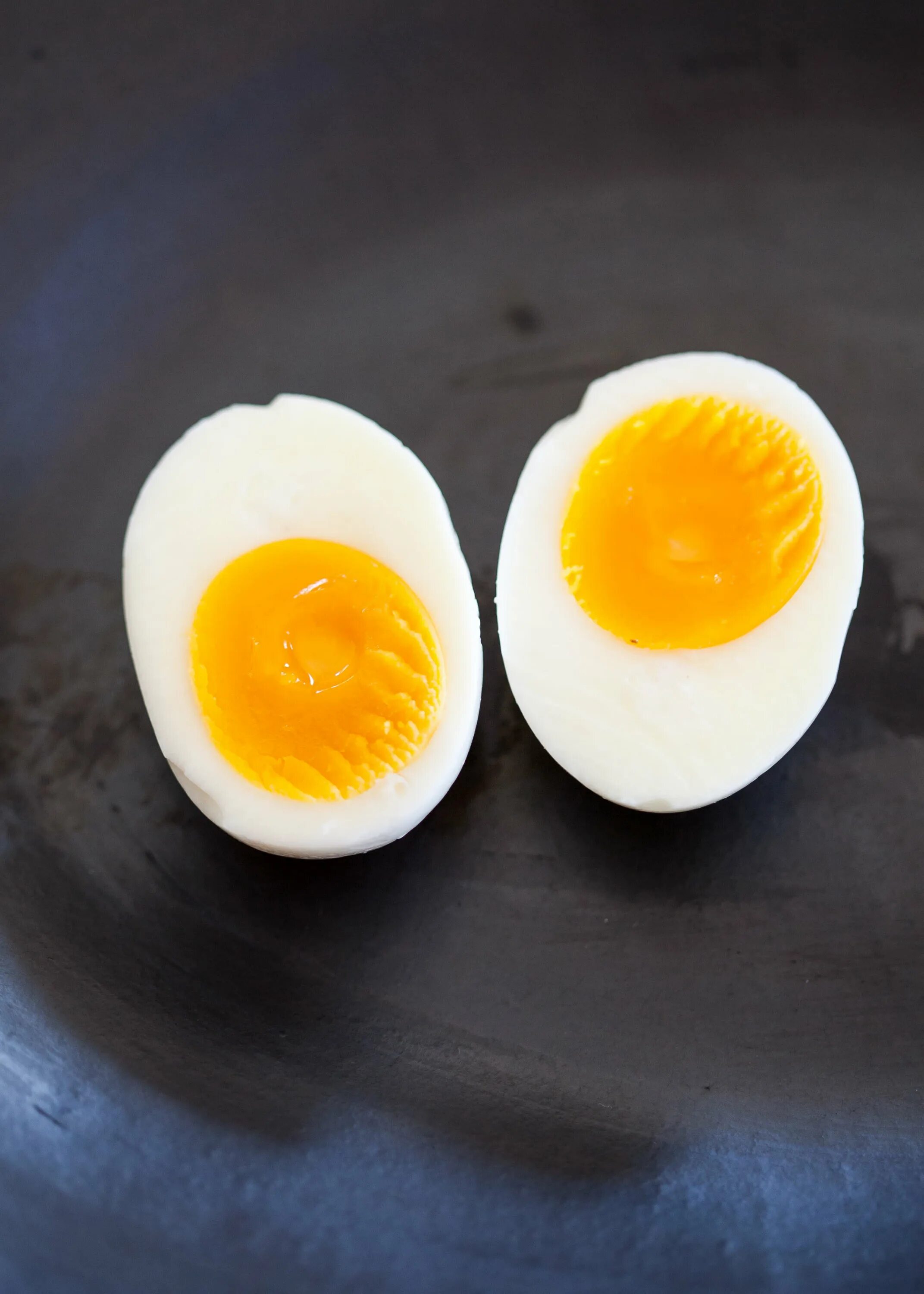 Сколько варятся яйца вкрутую. Яйцо всмятку яйца вкрутую. Вареное яйцо всмятку. Вареные яйца в смятку. Яйца вареные вкрутую и всмятку.