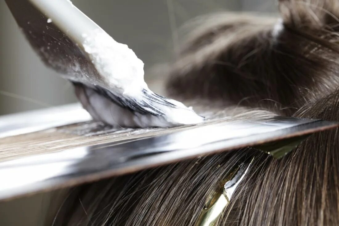 Покрасить волосы в марте 2024. Окрашивание волос процесс. Нанесение красителя на волосы. Красят волосы процесс. Красить волосы в салоне.