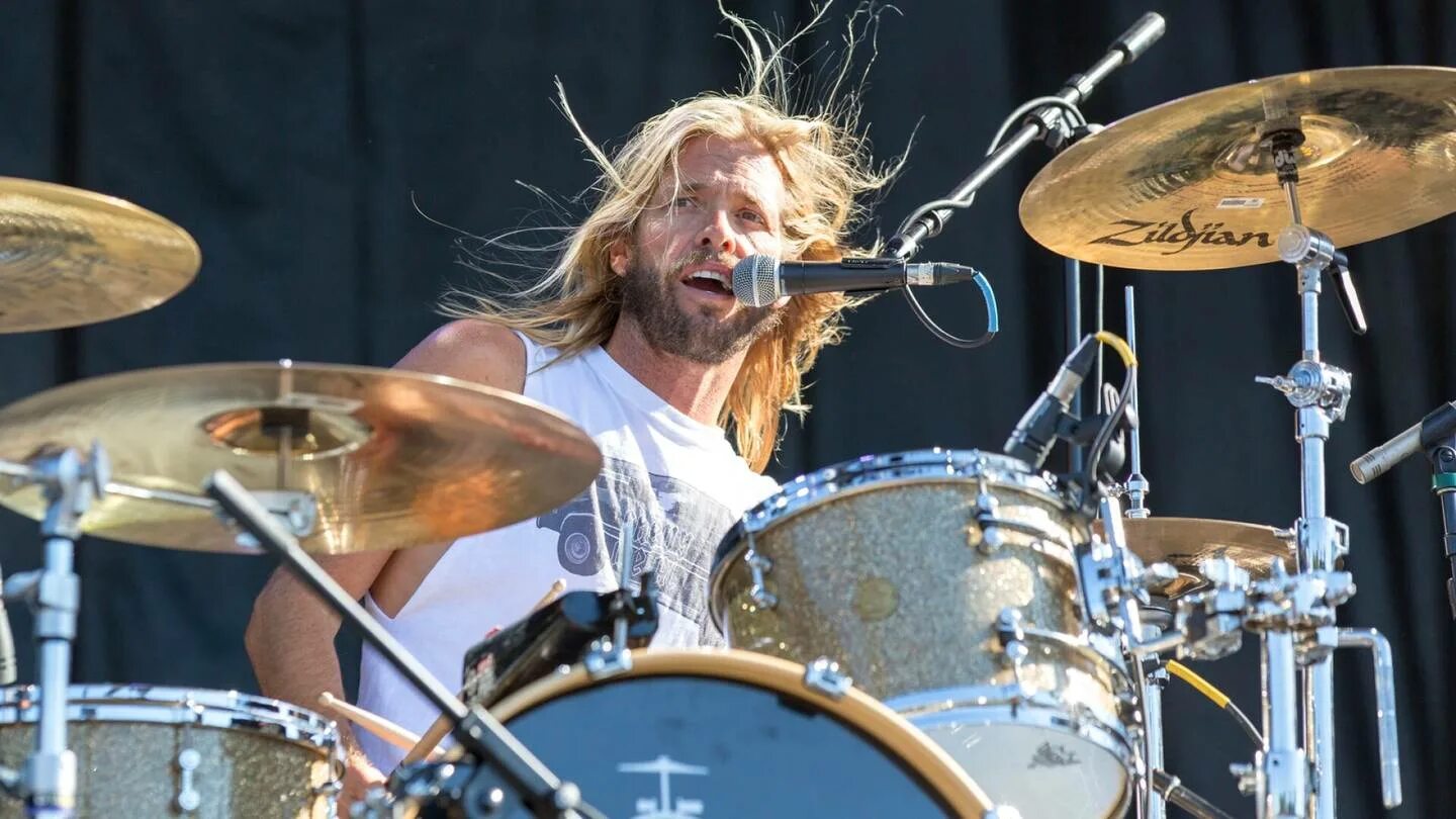 Taylor hawkins. Тейлор хокинс foo fighters. барабанщик foo fighters тейлор хокинс. барабаны taylor hawkins. тейлор хокинс фото.