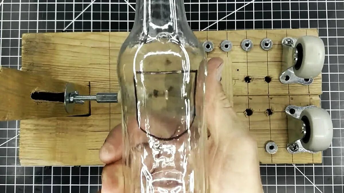 Как просверлить бутылку. Бутылка с отверстием. стеклянная бутылка с дыркой. просверлить дырку в бутылке. отверстие в стеклянной бутылке.