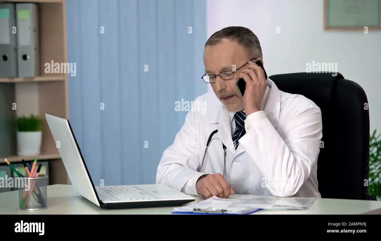 Хочу звоню врачу. Врач разговаривает по телефону. Врач говорит. Опытные доктора. Врач говорит по телефону фото.