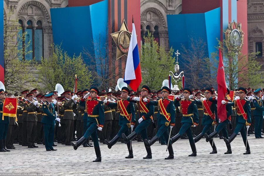 Власовское Знамя на параде Победы в Москве. Парад вынос Знамени. Вынос Знамени Победы. Знаменосец на параде.