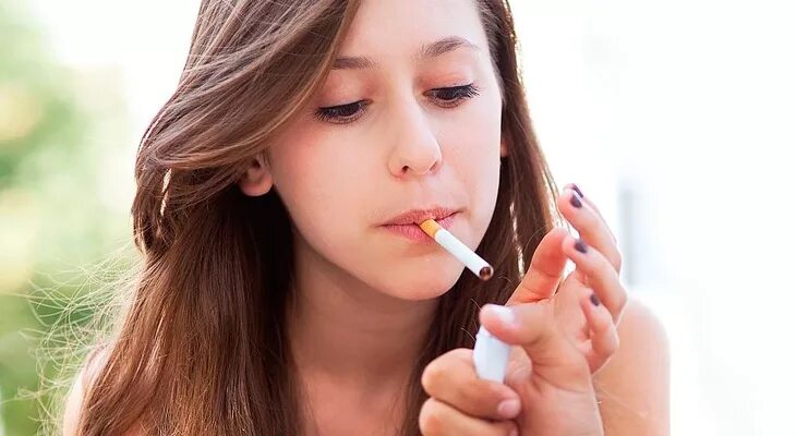 Курение подростков. Курящий подросток. Девушка подросток курит. Курит сигарету.