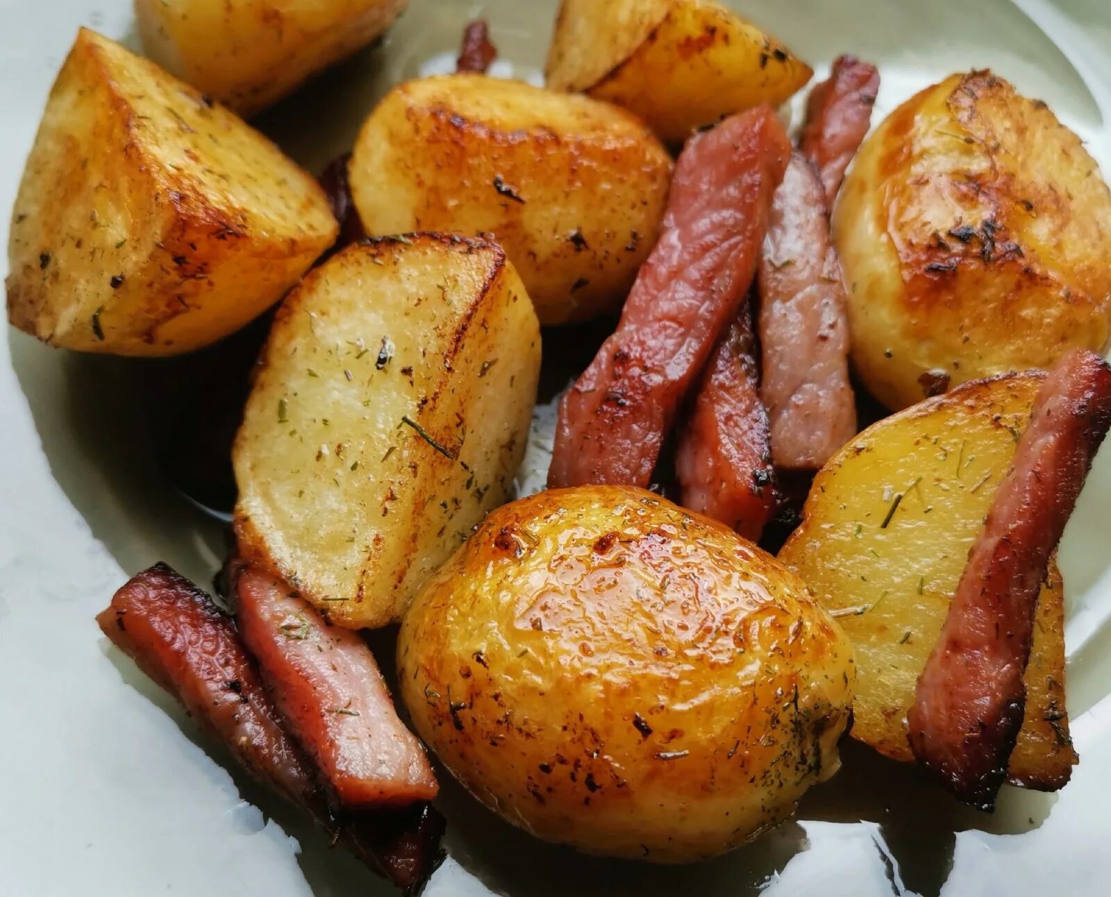 Картошка в кожуре на сковороде. Картошка с чесноком в духовке. Вкусная жареная картошка. Обжаренная картошка. Картошка на сковороде.