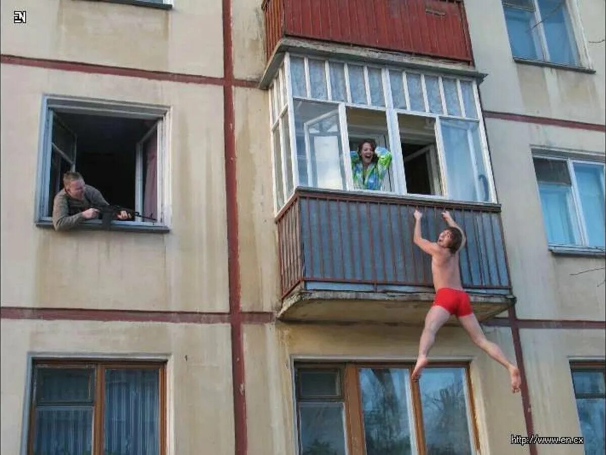 Прикольный балкон. Девушка на балконе. Загорает в окне. Поймала за подглядыванием