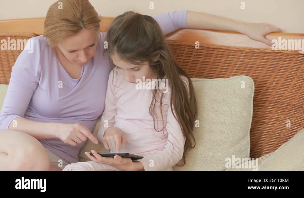 Общение детей. Несовершеннолетняя дочь. Непослушание подростка. Учит дочь. Разговор с ребенком.