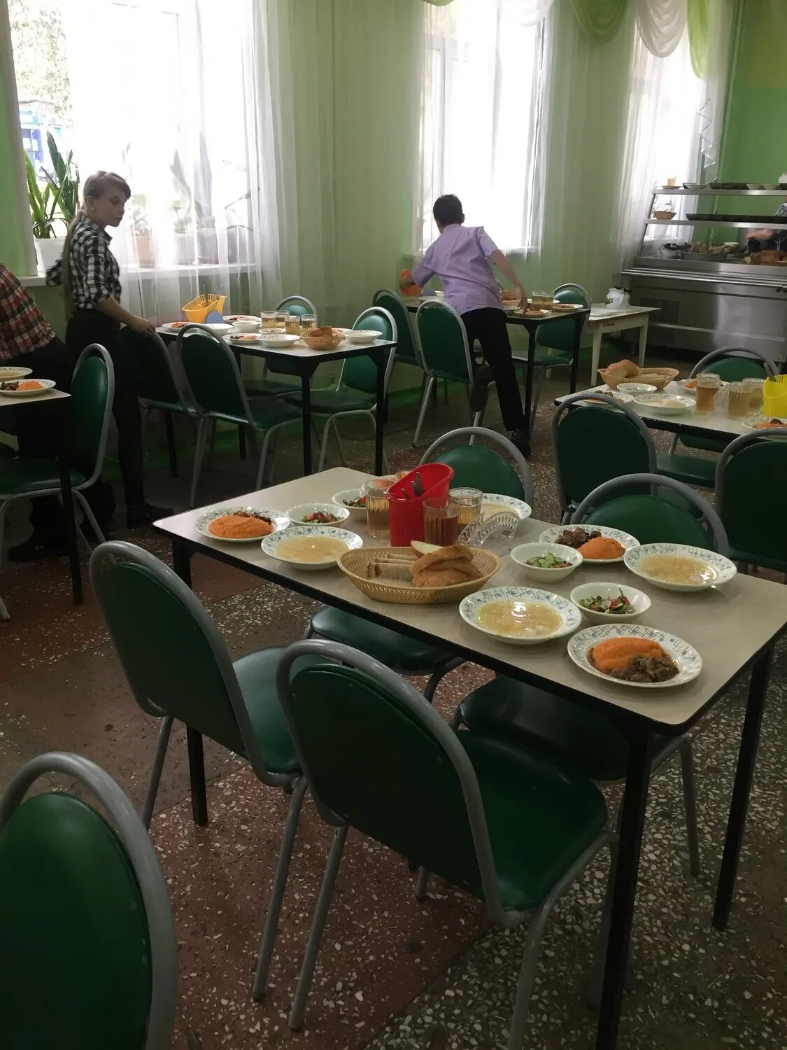 Интернаты питание. Столовая в школе пансионе. Школы великобритании внутри. Столовая в доме престарелых. Столовая школы 21 псков.