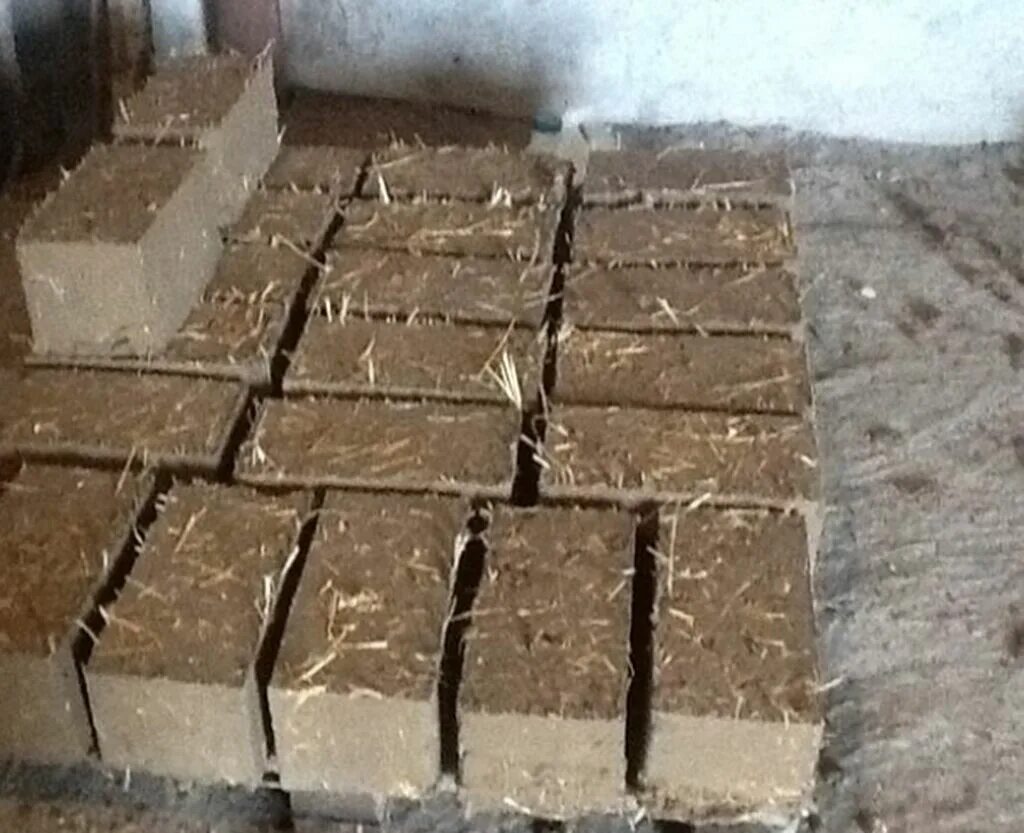 Сделать кирпич из глины. Кирпичи из глины и соломы саман. саман кирпич из глины. прессованный саманный кирпич. саман строительный материал.