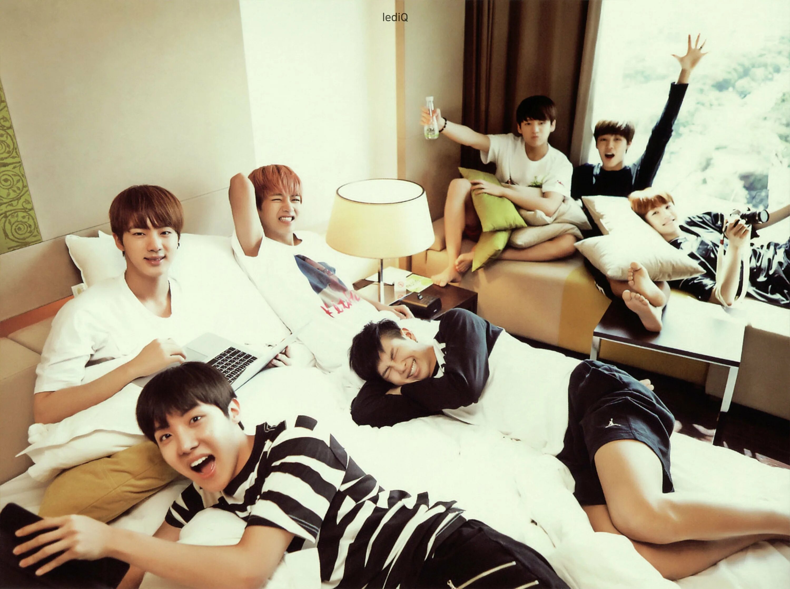 Бтс утро. Доброе утро бтс. Бтс доброе утро надпись. Бтс с добрым утром. Корейцы с добрым утром.