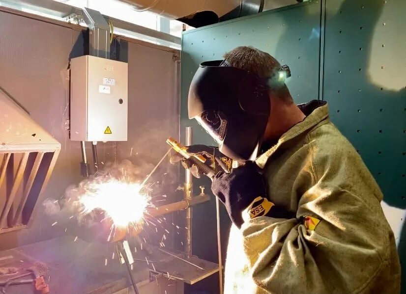 сварщик дуговой сварки код профессии. сварщик метод 135 mig mag. электродуговая сварка. сварщик дуговой сварки код профессии. сварщик ручной дуговой сварки.