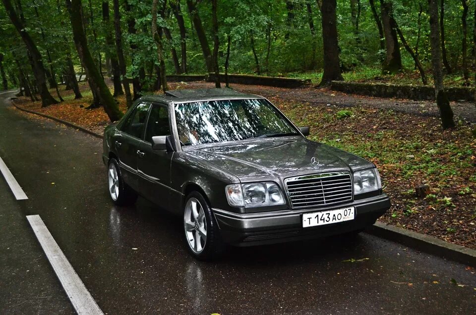 Mercedes benz w124 e500. Мерседес бенц 124. Мерседес е500 w124 волчок. Мерседес 124 90 года. 124 видео.