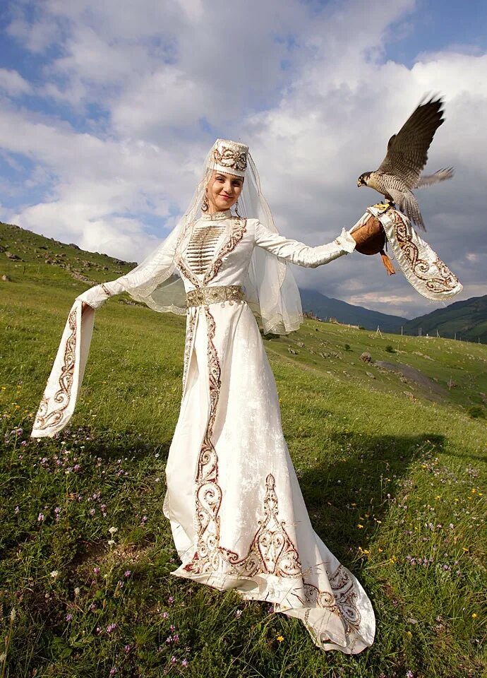 Национальное свадебное платье карачаевцев. Северная Осетия национальный костюм. Костюм осетина