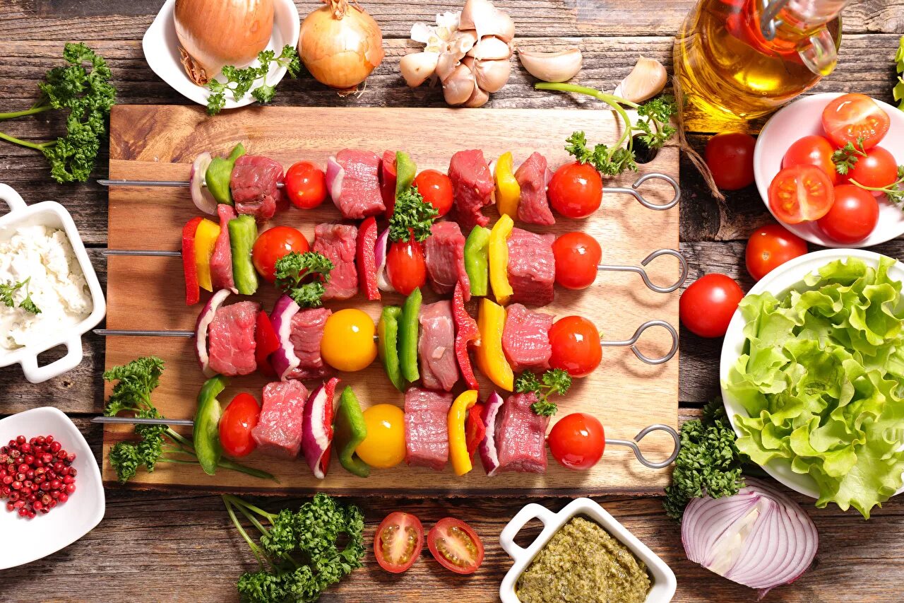 Можно ли шашлык при похудении. Шашлык с овощами. продукты на природу. стол с шашлыком. овощи барбекю.
