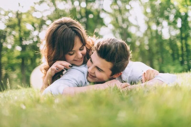 Love story любовь. Романтическая фотосессия. Лав стори фотосессия. Влюбленные. Фотосессия Love story на природе летом.