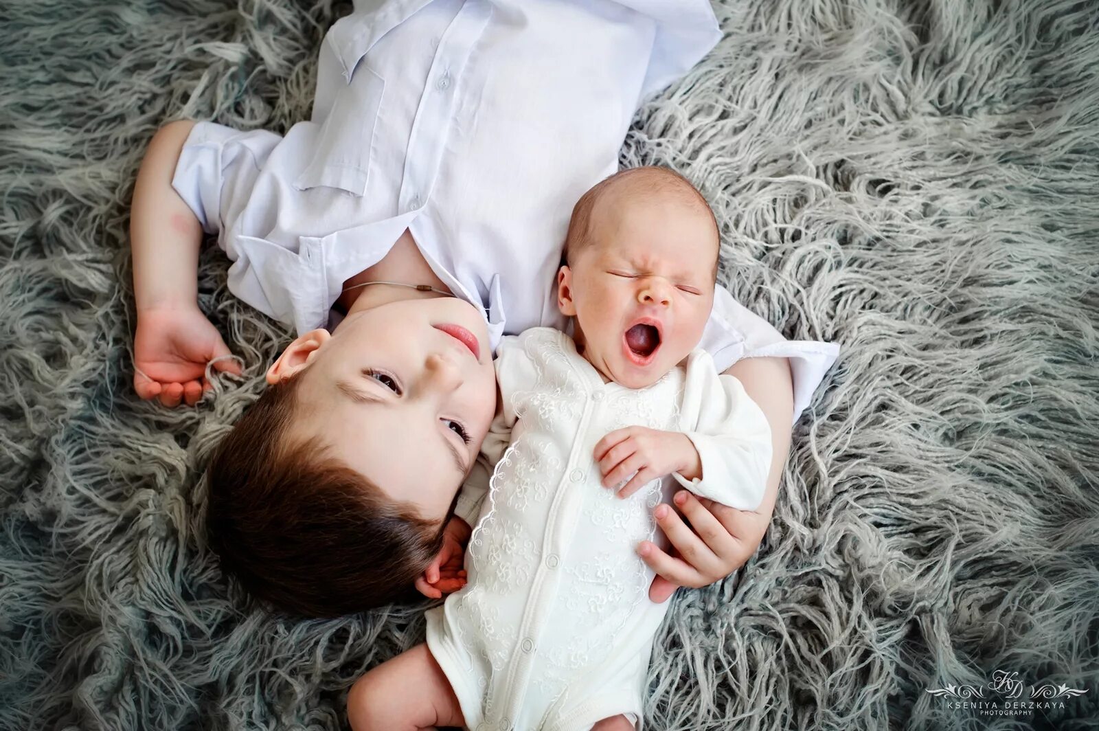 семейная фотосессия дома с малышом. фотосессии с новорожденными детьми. фотосессия с грудным ребенком. идеи для фотосессии детей. фотосессия с грудным ребенком.