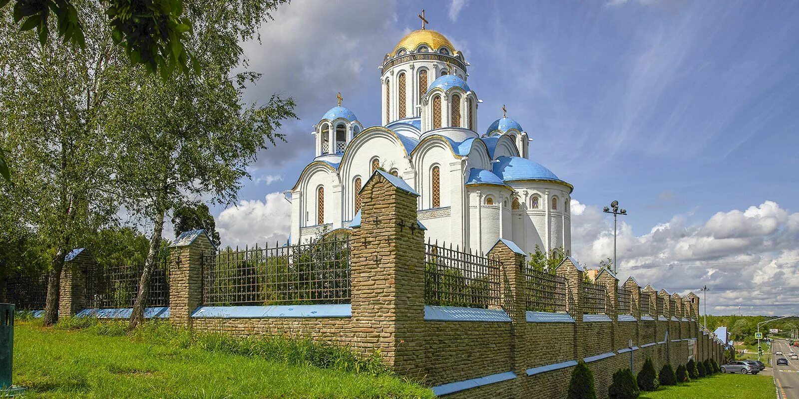 Церковь в ясенево петра. Храм покрова пресвятой богородицы в ясеневе. храм на литовском бульваре. церковь новоясеневская.