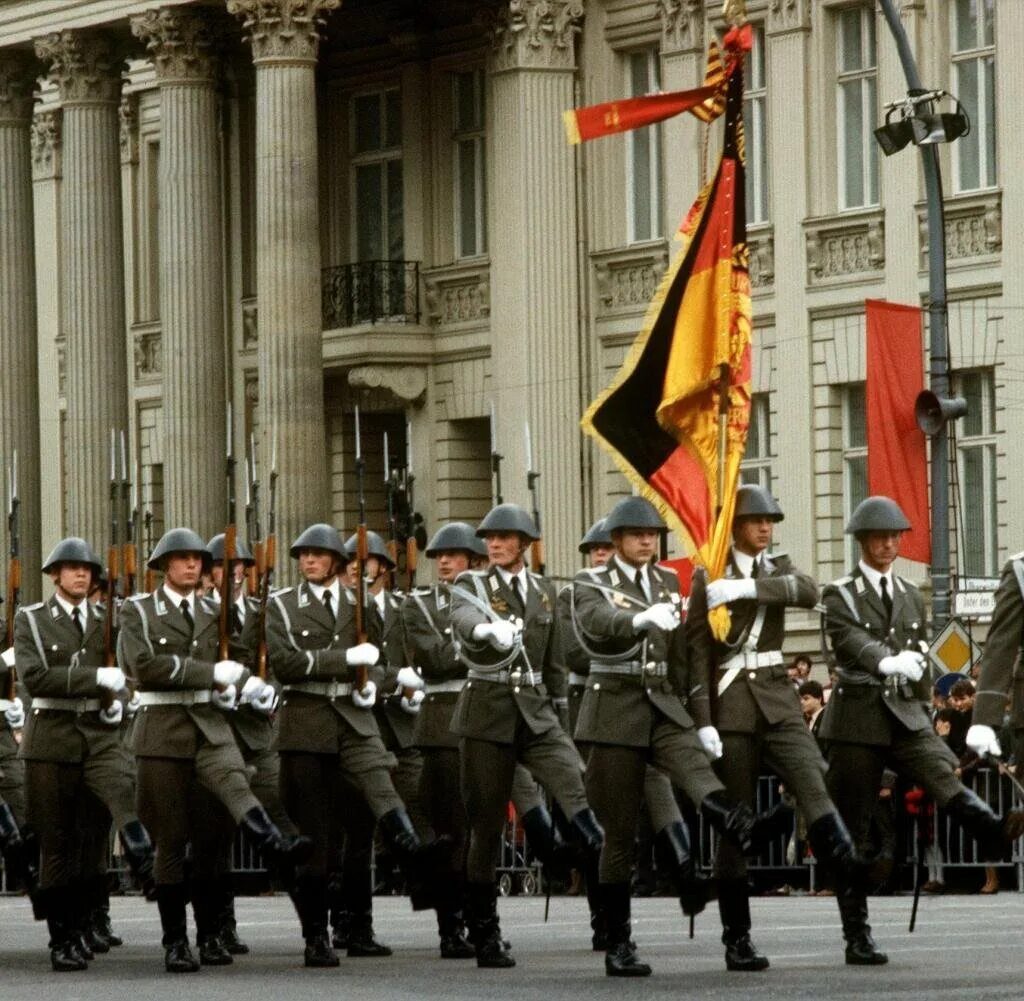 Парад немецких войск. Нна ГДР 1956. Национальная народная армия ГДР. Парад войск ГДР Берлин. Армия ГДР.