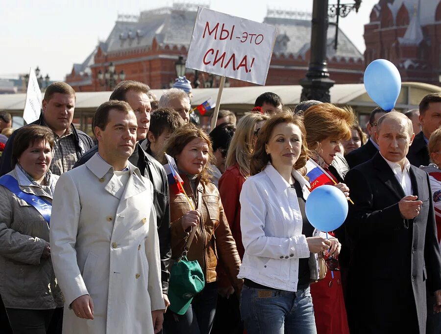 Митинг лдпр 1 мая. Демонстрация в сарове. Бессмертный полк томск 2012 год. 1 мая 2012 года. Писатели на прогулке.