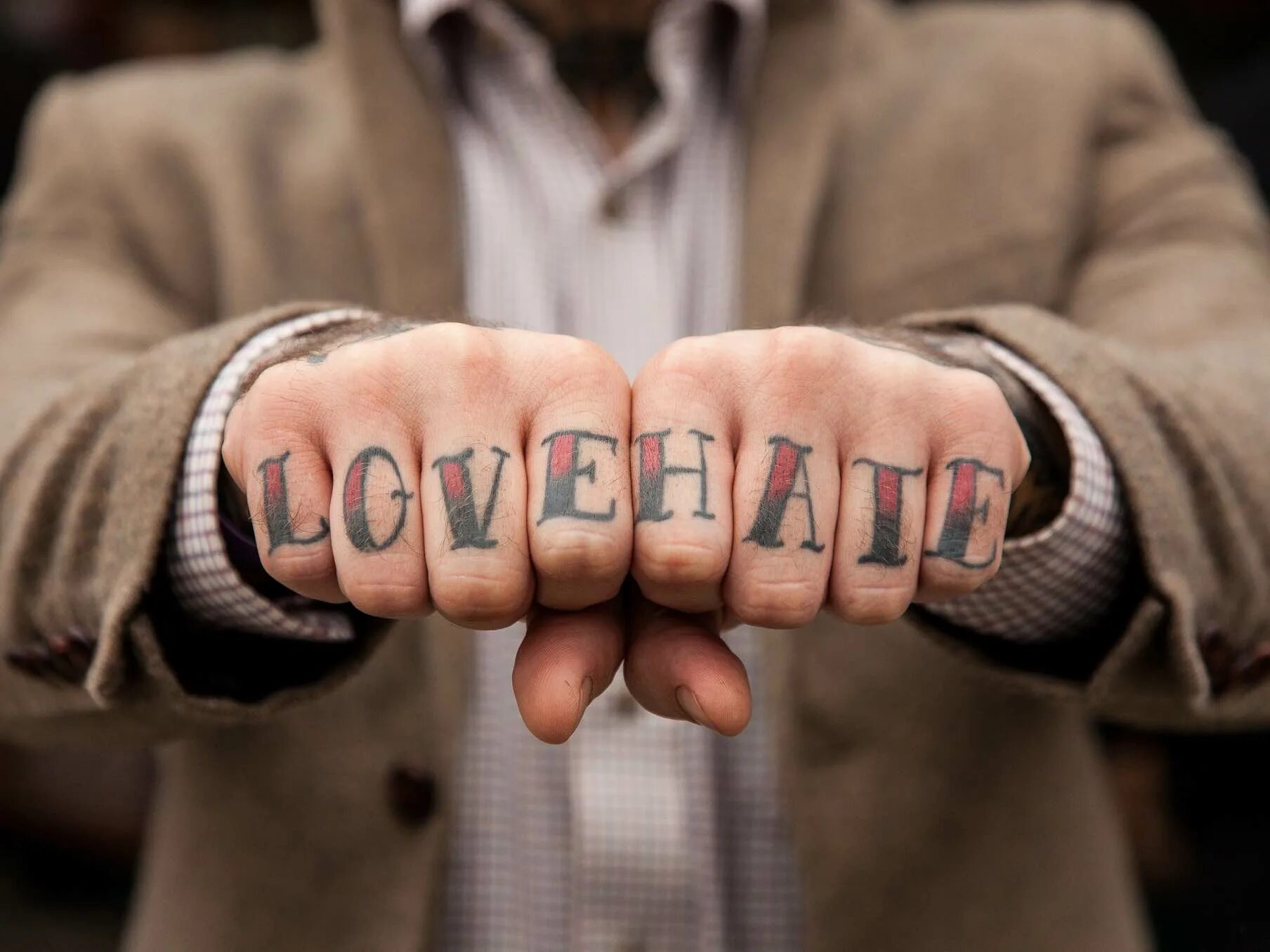 Татуировка ненавижу любовь. Тату love на пальце. татуировка hate love. hate love пальцы. татуировка hate на пальцах.