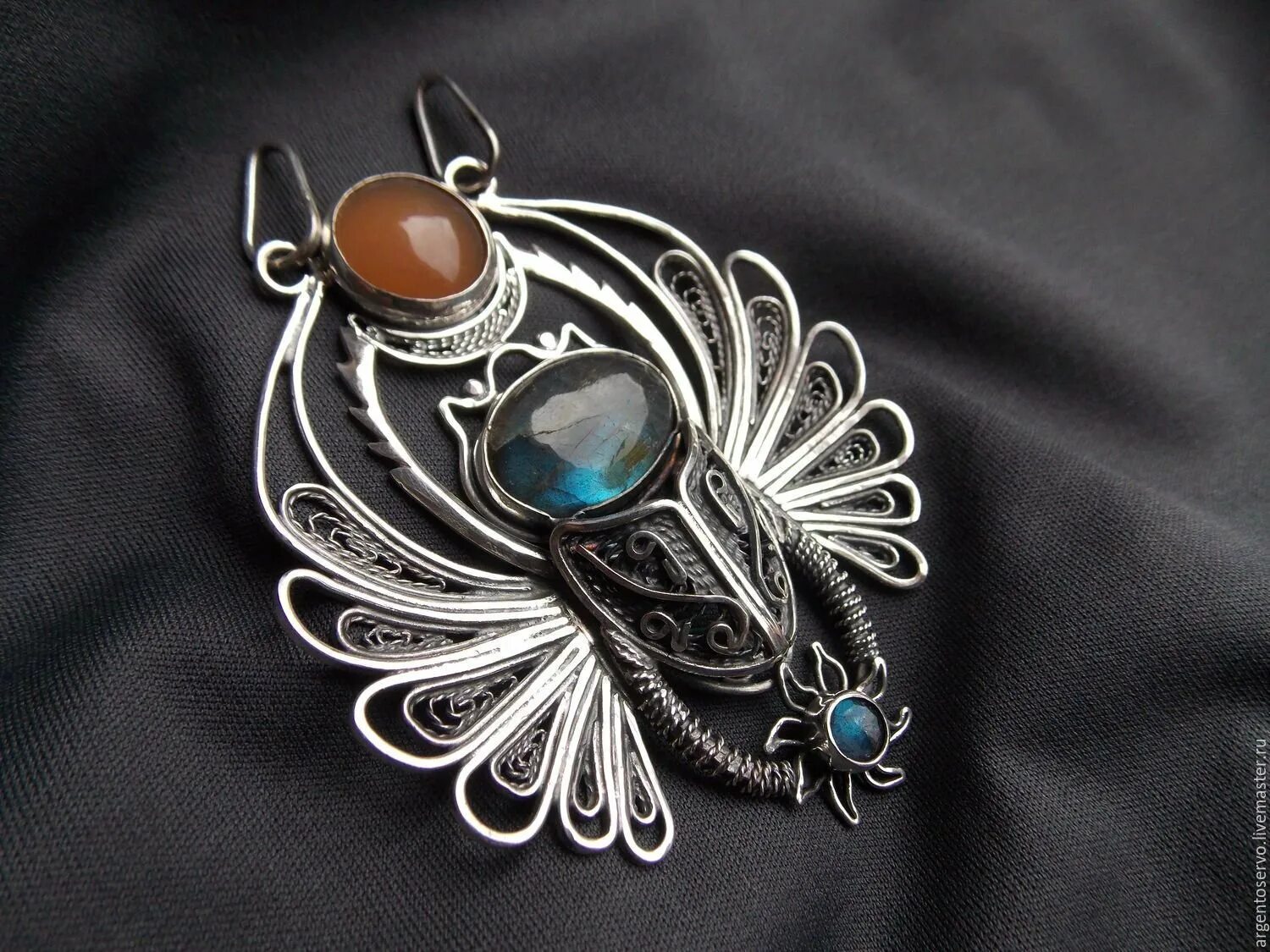 Металлическое украшение на шею. Металлическая бижутерия. Украшения металлические. Украшения из металла. Колье металлическое.