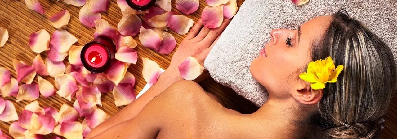 Кокосовый бокс подарочный. Спа массаж. Спа массаж. Массаж красивой девушке. Спа процедуры.