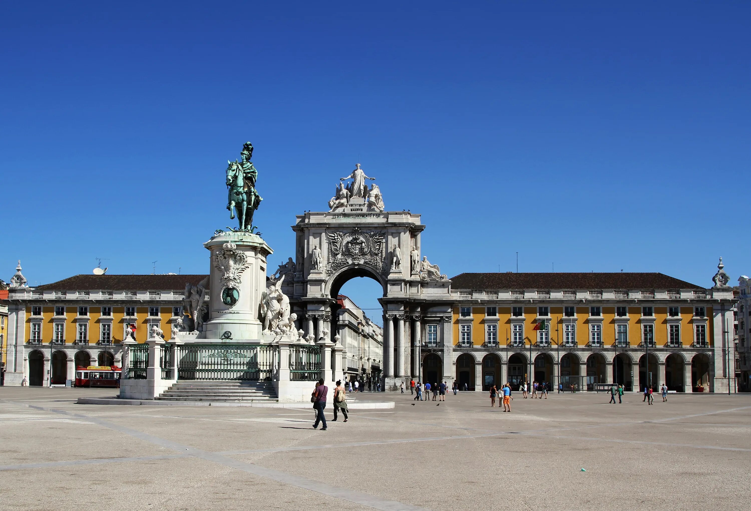 Центральная площадь лиссабона. Площадь коммерции лиссабон 117. Площадь коммерции лиссабон португалия. Площадь праса ду комерсиу. Площадь коммерции.